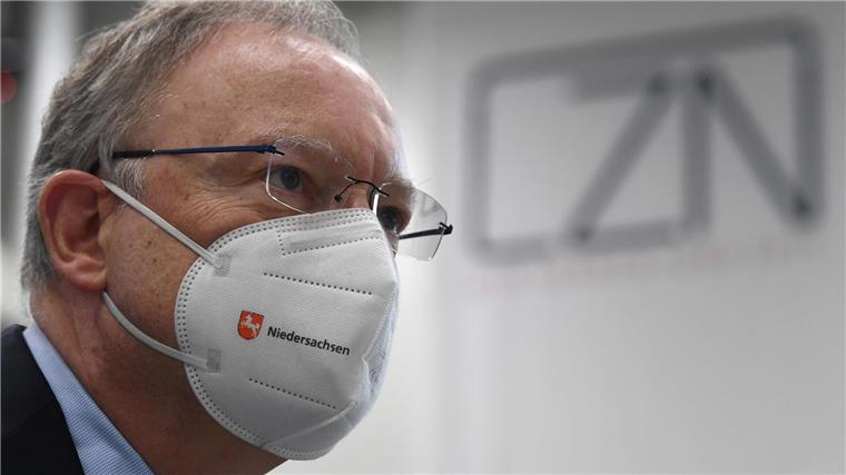 Rund 220 Tonnen Corona-Schutzausrüstung entsorgt Ministerpräsident Stephan Weil im Logistikzentrum Niedersachsen, wo die Schutzmasken gelagert wurden. (Archivbild)
