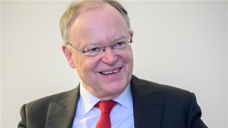 Ministerpräsident Stephan Weil lobt die Einigung zwischen den Spitzen von Union und SPD in Berlin. (Archivbild)