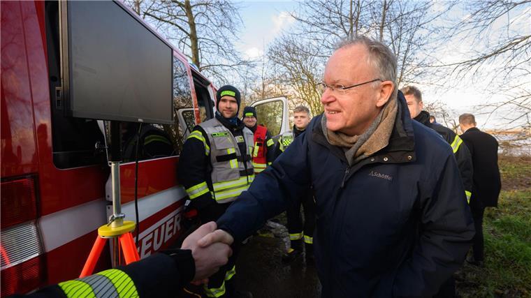 Weil besucht Hochwassergebiet: „Noch nicht über den Berg“ Ministerpräsident Stephan Weil (SPD) bedankt sich bei Feuerwehrkräften der Freiwilligen Feuerwehr.