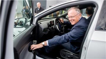 Ministerpräsident Stephan Weil (SPD) bei einer Werksführung im Werk Emden der Volkswagen AG.