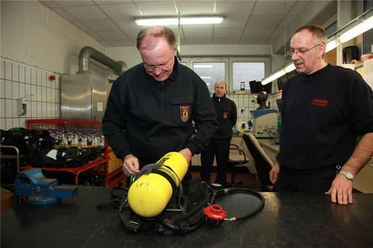 Mit Video: Ministerpräsident Weil besucht Feuerwehr Cuxhaven Ministerpräsident Stephan Weil (SPD) bereitete in der Hauptfeuerwache Cuxhaven eine Pressluftflasche für den Einsatz vor. - Foto: Leuschner
