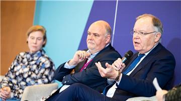 Ministerpräsident Weil (r) will, dass Niedersachsen ein Industrieland bleibt.