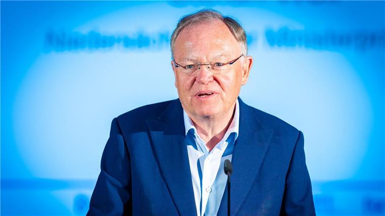 Weil gegen Steuerbonus-Pläne für ausländische Fachkräfte Ministerpräsident Weil sieht den geplanten Steuerbonus für ausländische Fachkräfte kritisch. (Archvibild)