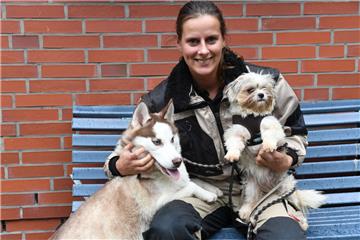 Minnesota und California dürfen nun mit Tierpflegerin Nadine Bruns ohne Schutzanzug spielen und schmusen. Die jungen Hunde genießen ihre Freiheit nach der sechsmonatigen Quarantäne.