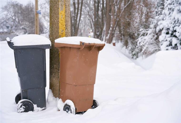 Abfallwirtschaft warnt: So vermeiden Sie vereiste Mülltonnen Mülltonnen Schnee Winter festgefroren