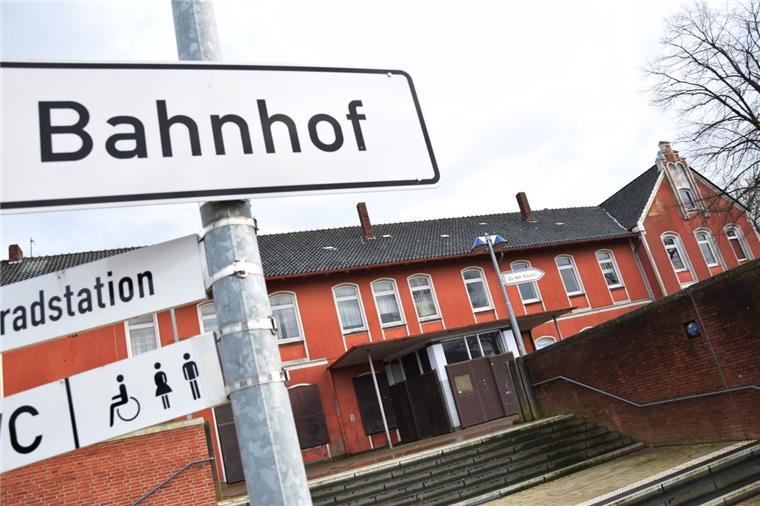 „Mir fehlt mittlerweile der Glaube, dass man eine Nutzung hinbekommt“, sagt der Verwaltungschef zur Zukunft des Bahnhofs. Ein Abriss dürfe „kein Tabu mehr sein“.
