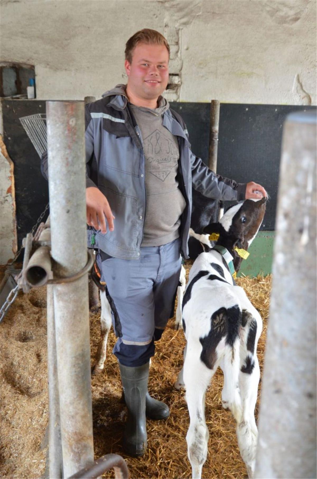 Ostereistedter ist einer der besten Jung-Landwirte Deutschlands Mirco Peper steht in einem Kälberstall. Der 21-Jährige hat beim Berufswettbewerb der Junglandwirte gezeigt, was er drauf hat. Sein Wissen und Können will er auch künftig auf dem elterlichen Hof in Ostereistedt einbringen, den er eines Tages übernehmen möchte.