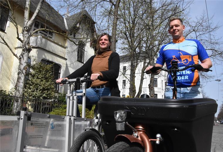 Miriam Gieseking und Kristoffer Begatik auf den Lastenrädern.