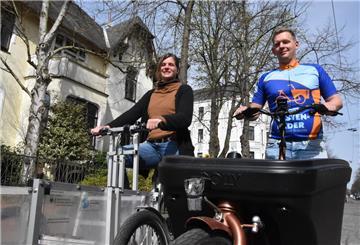 Miriam Gieseking und Kristoffer Begatik auf den Lastenrädern.