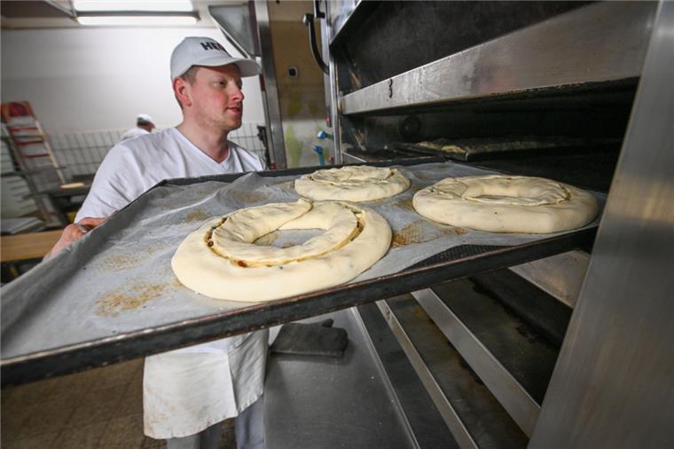Cuxland: Nur wenige Bäcker backen noch selbst Miroslaw Stawarz bedauert, dass es immer weniger Bäcker gibt, die noch von Hand backen.