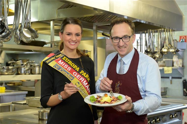 Miss Germany zu Besuch in Bremerhaven Miss Germany beim Fischrestaurant Natusch im Fischereihafen: Lena Bröder und Kenneth Natusch-van Kesteren.