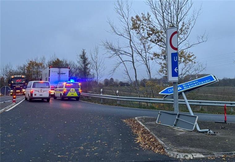 Missglücktes Abbiegemanöver: Sattelzug rammt Schilder auf der A27 bei Altenwalde Missglücktes Abbiegemanöver auf der A27: Ein Sattelzug beschädigte Schilder an der Anschlussstelle Altenwalde massiv.