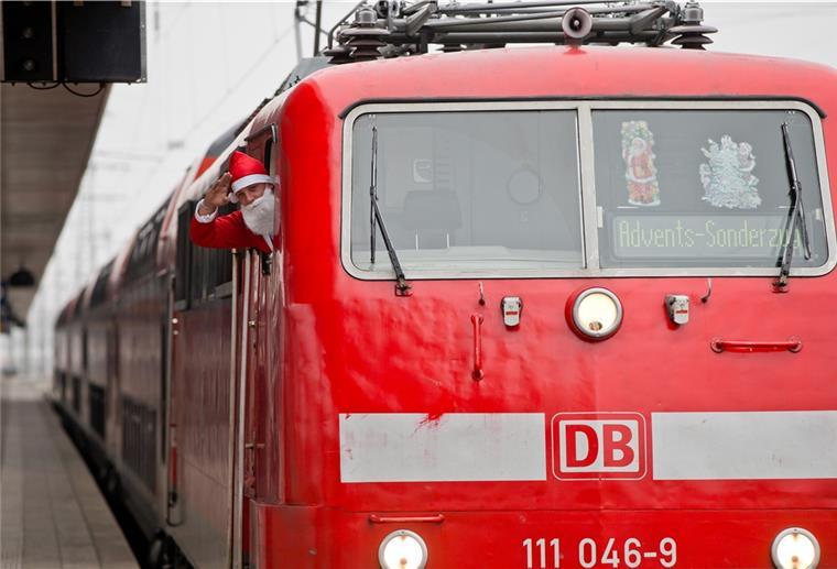 Bahn will Weihnachtsverkehr mit Zusatzzügen entlasten Ein Weihnachtsmann in einem Zug der Deutschen Bahn.
