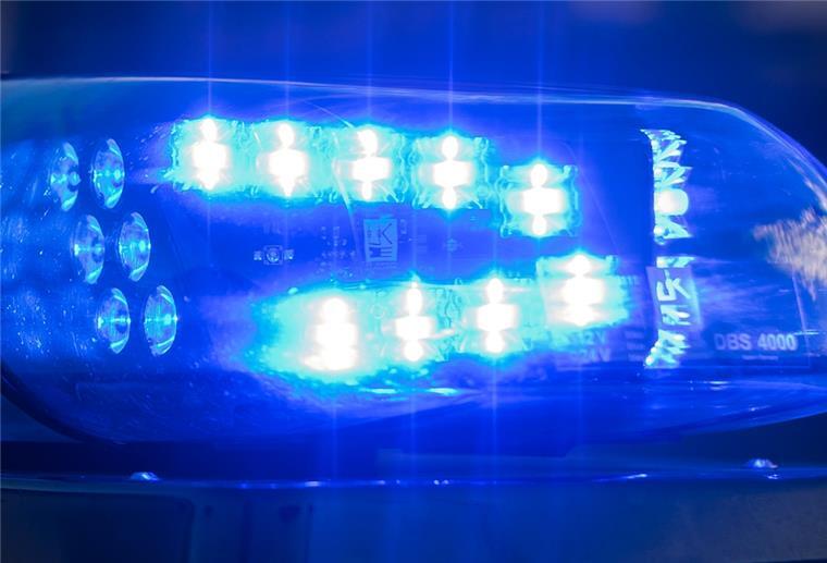 Loxstedt: Mann fährt Schlangenlinien mit 2,5 Promille Blaulicht auf einem Fahrzeug der Polizei
