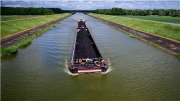 Mit 2.500 Tonnen Kohle an Bord fährt die „Niedersachsen 2“ ferngesteuert durch den Elbe-Seitenkanal. Der Kapitän sitzt 400 Kilometer entfernt.