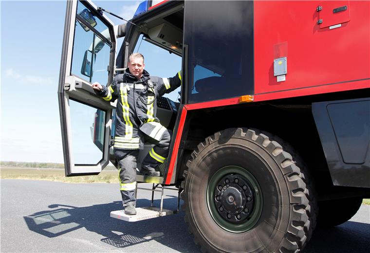 Nordholz: Bundeswehr-Feuerwehr sucht Nachwuchs Mit 34 Jahren gehört Oberbrandmeister Sebastian Kraus zu den Jüngsten bei der Bundeswehr-Feuerwehr auf dem Nordholzer Fliegerhorst. Der Altersdurchschnitt liegt bei über 50 Jahren.