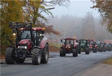 Mit 500 Treckern fuhren die protestierenden Landwirte heute in Elsdorf und an der Zentrale des Deutschen Milch-Kontors in Bremen vor.