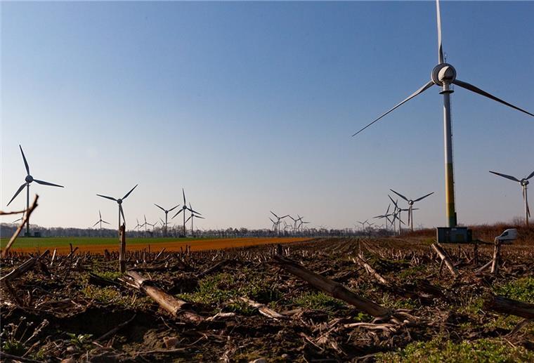 Wurster Küste: Windkraft geht die Puste aus Mit 70 Anlagen zählt der 1999 gebaute 35-Megawatt-Windpark Midlum zu den größten in Europa. Seine Zukunft über 2030 hinaus ist ungewiss.