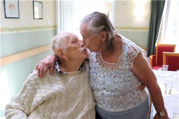 Mit 93 und 95 Jahren haben sich Hildgund Prohl und Reinhard Steinfeldt das Jawort in Cuxhaven gegeben.