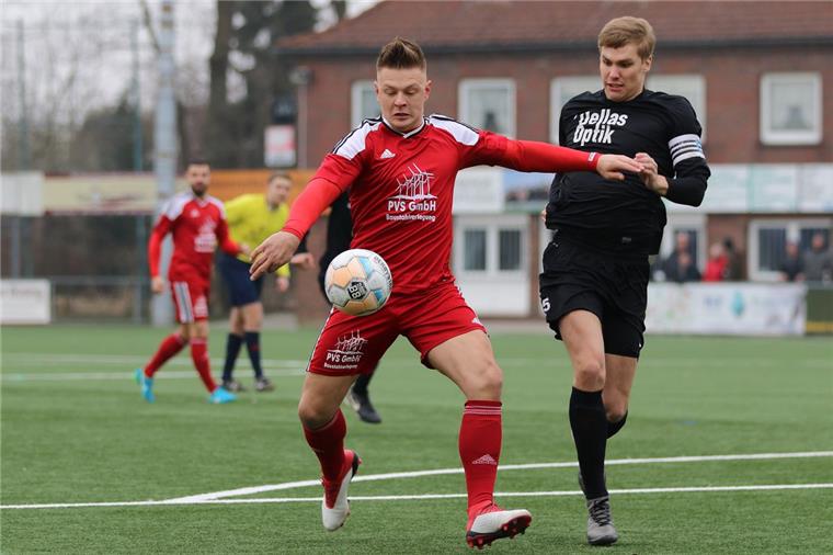 Braker Fußballer sind heiß aufs Bezirkspokal-Viertelfinale Mit André Jaedtke (beim Schuss) tritt der SV Brake in der Bezirkspokalpartie beim TuS Wallenhorst an.