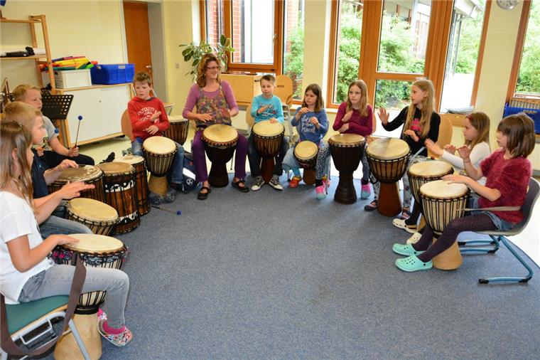 Von Basteln bis Zumba: Vielfältiges Ganztagsangebot in Nordholz Mit Angelika Carstens (Mitte) üben die Kinder das Trommeln - nur eines der zahlreichen Angebote an der Nordholzer Ganztagsschule.