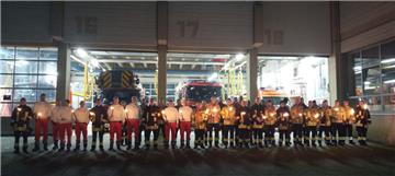Mit angezündeten Kerzen hat die Feuerwehr Bremerhaven am Montag, 9.Dezember 2019, dem getöteten Augsburger Feuerwehrmann gedacht.