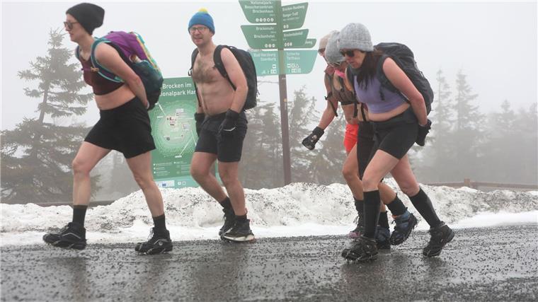 Extremwanderer laufen in kurzen Hosen auf den Brockengipfel Mit Atemübungen, Eisbaden und Meditationen bereitete sich die Extremwandergruppe auf den Brockenaufstieg vor.