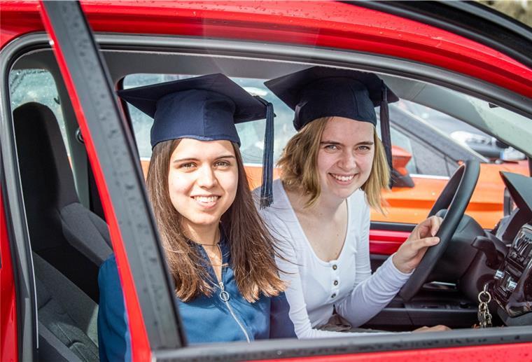 Hochschule: Zeugnisausgabe im Autokino Mit Bachelor-Hut im Auto: Nane Heuschert und Carolin Lier (links) aus Schleswig-Holstein haben in Bremerhaven Cruise Tourism Management studiert.