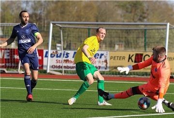 Mit Benjamin Weser (gelbes Trikot) besiegten die Abbehauser Tur Abdin Delmenhorst am Ostermontag mit 1:0.