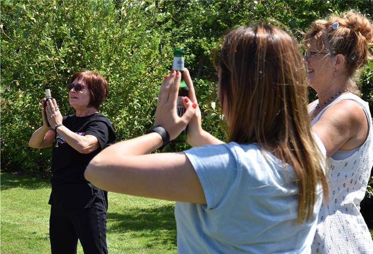 So macht man Party im Cuxland - auch ohne Deichbrand Mit Bieryoga ging es am Samstag los: Linda Icken (links) macht die Übungen mit der Flasche Pils vor.