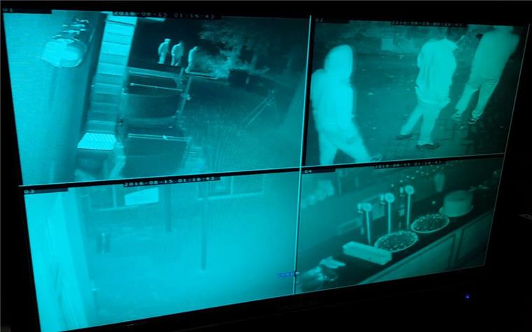 Mit der Überwachungskamera gefilmt: Wer kennt diese Männer? Mit Bildern wie diesem fahndet die Polizei nach den Einbrechern in ein chinesisches Restaurant in Bremerhaven.