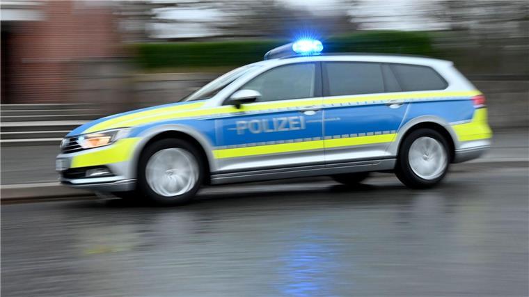 Mit bis zu 200 Kilometern pro Stunde flieht ein Autofahrer in Osnabrück vor der Polizei. (Symbolbild)