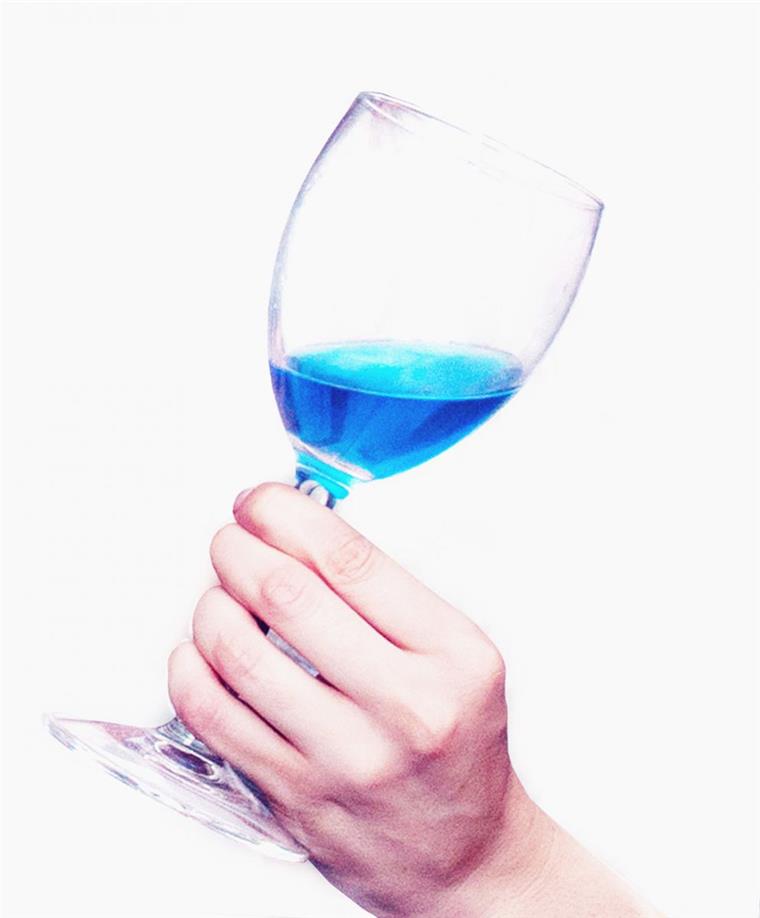 Neuer Trend? Blauer Wein aus Spanien sorgt für Furore Mit blauem Wein von der Firma "Gik Blue"
machen sechs Freunde aus Portugalete im Norden Spaniens sehr gute Geschäfte.