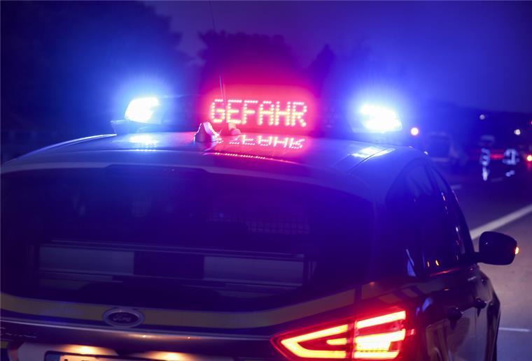 An diesen Stellen im Cuxland knallt es am häufigsten Mit Blaulicht und der Anzeige „Gefahr“ steht ein Polizeifahrzeug nach einem schweren Verkehrsunfall an einer Unfallstelle. Von derlei neuralgischen Punkten gibt es einige im Landkreis.