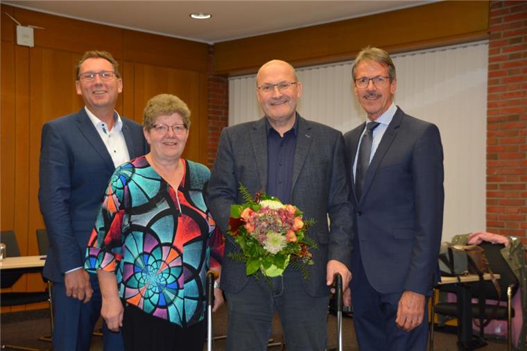 Schiffdorfer Ortsbürgermeister legt seine Ämter nieder Mit Blumen und bewegenden Worten wurde der Schiffdorfer Ortsbürgermeister Peter Bässmann (2. von rechts) vom Gemeinderat um Bürgermeister Klaus Wirth (rechts), Ratsvorsitzende Marlies Stuthmann und den Ersten Gemeinderat Thorsten Küver verabschiedet.