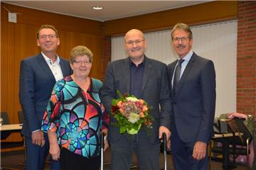 Mit Blumen und bewegenden Worten wurde der Schiffdorfer Ortsbürgermeister Peter Bässmann (2. von rechts) vom Gemeinderat um Bürgermeister Klaus Wirth (rechts), Ratsvorsitzende Marlies Stuthmann und den Ersten Gemeinderat Thorsten Küver verabschiedet.