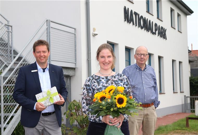 Die Region lieb gewonnen Mit Blumen und einer Butjenter ChronikBürgermeister verabschiedeten am Freitag Axel Linneweber (links) und Rolf Jungwirt vom Förderkreis Museum Butjadingen (rechts) die Interimsleiterin Dr. Felicitas Demann. Sie hatte eine 16-monatige Elternzeitvertretung für die regulären Hausleiterinnen übernommen. Foto: Lorenz