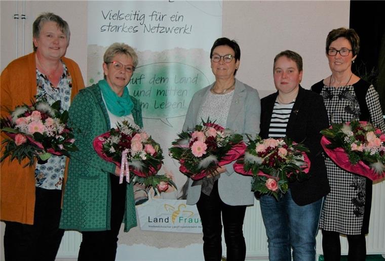 Mit Blumen und Geschenken verabschiedet: Der alte Vorstand des Landfrauenvereins Rhade.