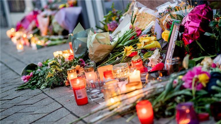 „Du wurdest uns genommen“ – Trauer um getöteten Lorenz Mit Blumen und Kerzen wird an den Toten erinnert.