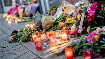 Mit Blumen und Kerzen wird an den Toten erinnert.