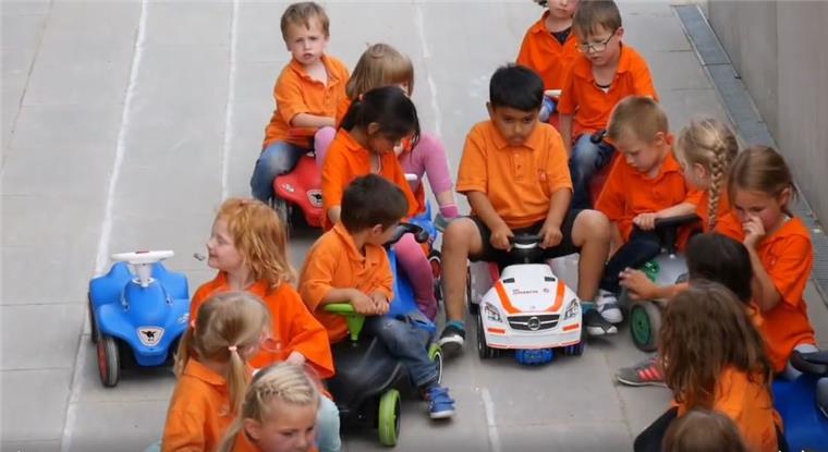Mit Bobbycars haben die Kindergartenkinder die Rettungsgasse nachgebildet. 