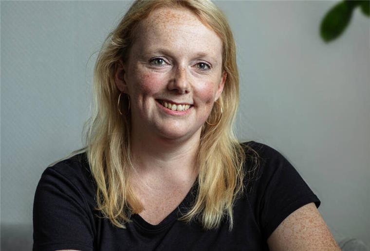 Fanbeauftragte sind Reiseleiter, Koordinatoren und auch Streitschlichter Blonde Frau