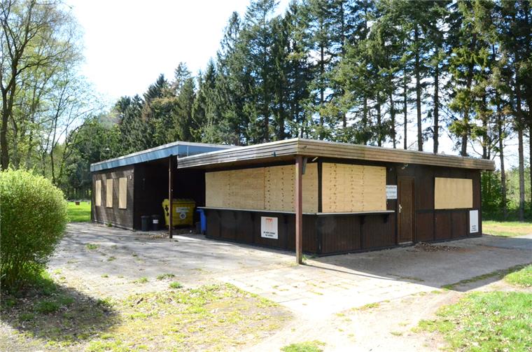 Schiffdorfer wollen ihre Badeseen attraktiver machen Mit Brettern vernagelt sind die Fenster des ehemaligen Silberseestübchens. Der Kiosk mit Gaststätte soll abgerissen werden. Foto Schmonsees
