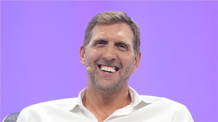 Nowitzki hat „Looking for Freedom“ gegen Stress geholfen Mit David Hasselhoff gegen Stress - das hatte der frühere NBA-Basketballstar Dirk Nowitzki als Geheimrezept.
