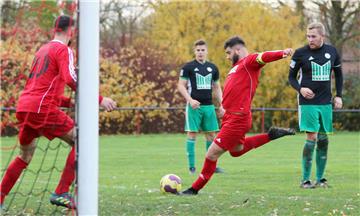 Mit dem 2:0 durch Hasan Gündogar (beim Schuss) in der 38. Minute war das Spiel von Schwarz-Rot Esenshamm gegen Schlusslicht STV Wilhelmshaven fast schon entschieden.