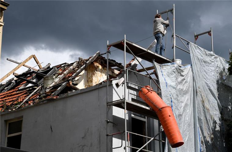 Bremerhaven: Die Wülbernstraße ist wieder frei Mit dem Abriss des Giebels der Brandruine an der Wülbernstraße ist die Gefahr für Passanten der Wülbernstraße gebannt und der Weg wieder frei.