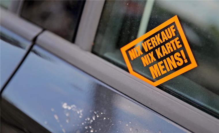 Nicht immer zulässig: Visitenkarten-Werbung, die Autofahrer nervt Mit dem Aufkleber „Nix Verkauf, nix Karte, MEINS!“ wehrt sich der Halter dieses Fahrzeuges gegen die Visitenkarten diverser Auto-Aufkäufer an seinem Wagen.
