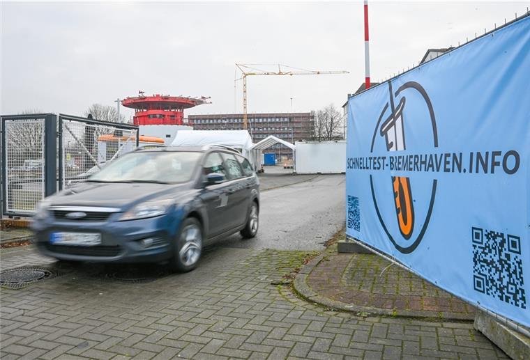 Studenten bieten lange Öffnungszeiten im Drive-In-Testzentrum Mit dem Auto zum Corona-Test vorfahren: Das geht seit dem Wochenende in der Rickmersstraße.