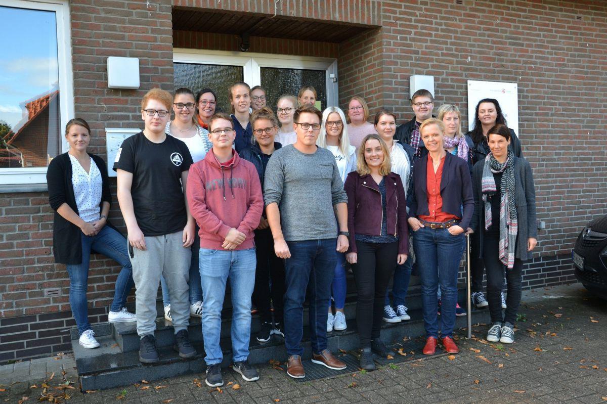 Schulzentrum Gyhum hat noch freie Ausbildungsplätze Mit dem Beginn des Monats lassen sich im Schulzentrum Gyhum neun Schüler zu Ergotherapeuten und sechs Schüler zu Physiotherapeuten ausbilden. Mit auf dem Bild sind die beiden Leiterinnen der Ausbildungszweige sowie Lehrkräfte.
