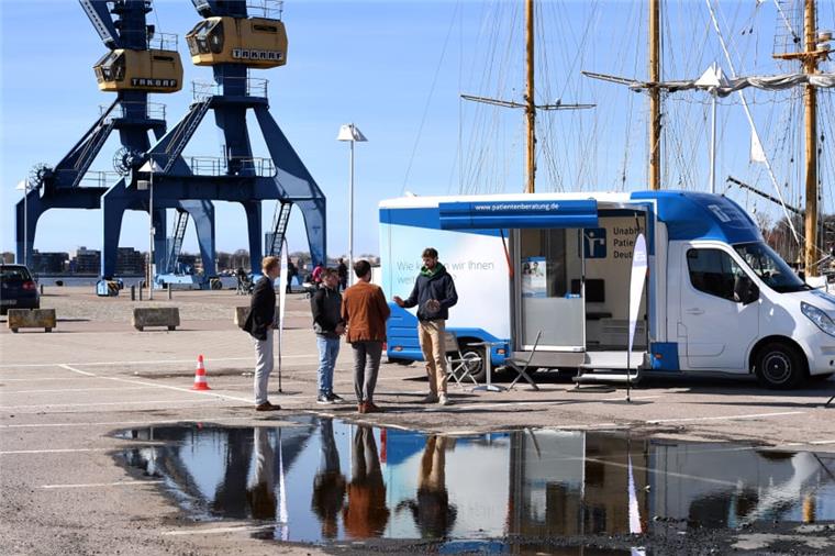 Unabhängige Patientenberatung macht Station in Bremerhaven Mit dem Beratungs-Mobil ist die Unabhängige Patientenberatung in ganz Deutschland unterwegs, um Menschen bei ihren medizinischen Fragestellungen zu unterstützen.